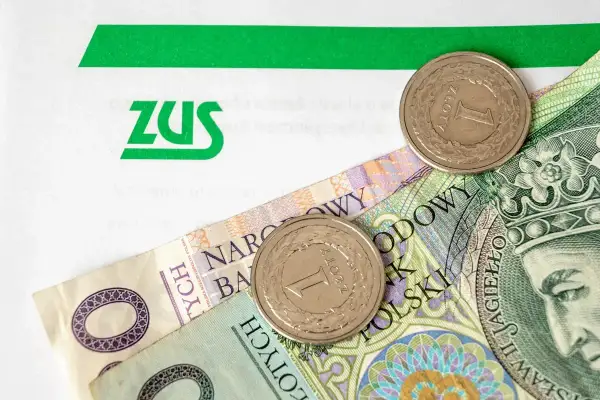 ZUS i polskie złotówki, symbolizujące finanse i świadczenia, jak emerytura wdowia.